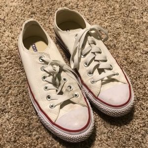 Almost new white, low top, Converse (worn 2x)!!
